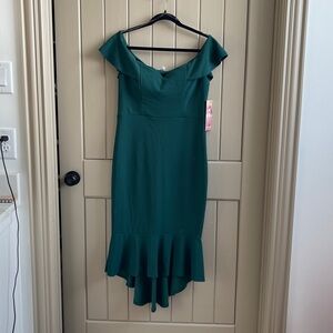Emerald green w/sweetheart neck line,off the shoulder, built in cups, ruffle hem